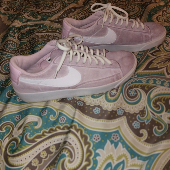 Nike Low Tops - Picture 4 of 5